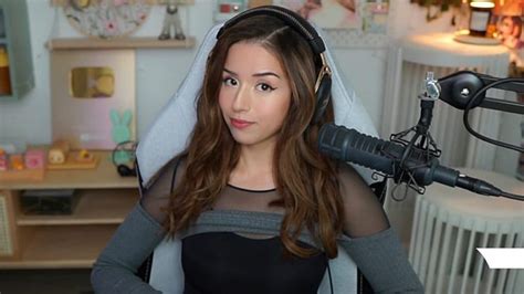 Pokimane Suffers Wardrobe Malfunction On Stream, But Keeps。